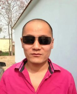 ​岳云鹏爸爸：以明星儿子为傲，为幼子算计长子岳云鹏却不惹人厌