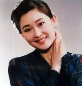 ​因＂脱衣哺乳＂惹争议，被满文军＂逼＂出演艺圈的盖丽丽，现怎样了？