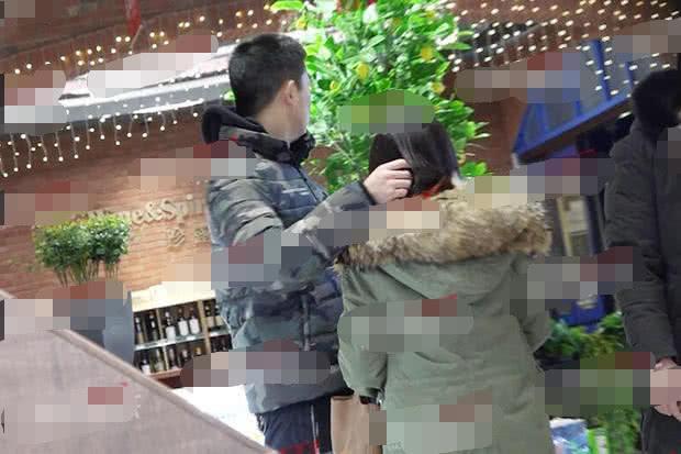 熊乃瑾与真男友逛超市扑对方身上撒娇,摸头杀打脸绯闻男友王宝强