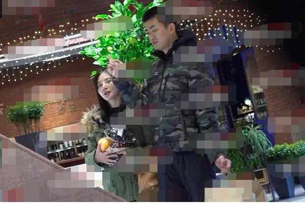 熊乃瑾与真男友逛超市扑对方身上撒娇,摸头杀打脸绯闻男友王宝强