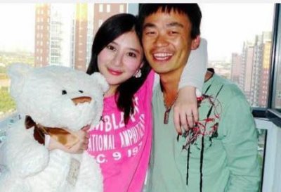 ​熊乃瑾与真男友逛超市扑对方身上撒娇，摸头杀打脸绯闻男友王宝强