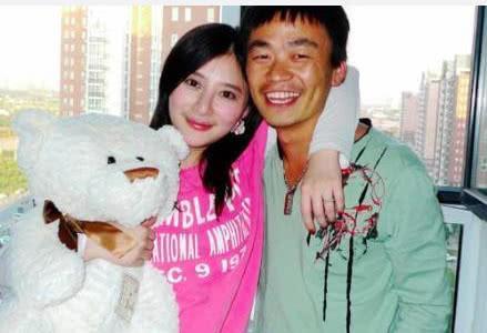 熊乃瑾与真男友逛超市扑对方身上撒娇,摸头杀打脸绯闻男友王宝强