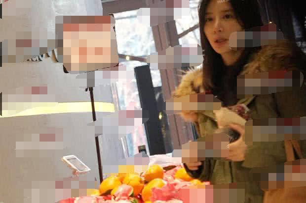 熊乃瑾与真男友逛超市扑对方身上撒娇,摸头杀打脸绯闻男友王宝强