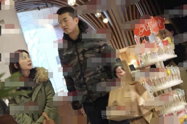 熊乃瑾与真男友逛超市扑对方身上撒娇,摸头杀打脸绯闻男友王宝强