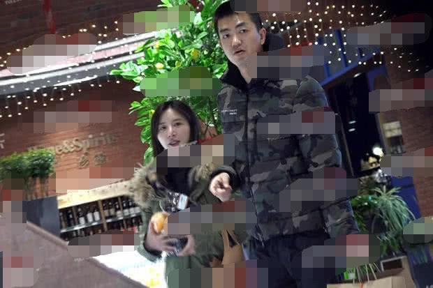 熊乃瑾与真男友逛超市扑对方身上撒娇,摸头杀打脸绯闻男友王宝强