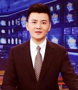 ​主播严於信：33岁主持新闻联播，撞脸宁泽涛，迎娶美娇妻家庭美满
