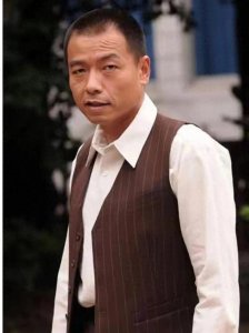 ​王挺，父母离异，拼命替父亲还掉巨债后，二婚娶小10岁圈外媳妇