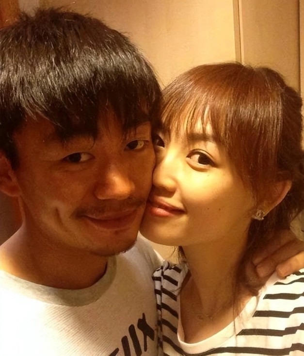 王宝强儿女是亲生的吗(王宝强离婚两个孩子差距大)