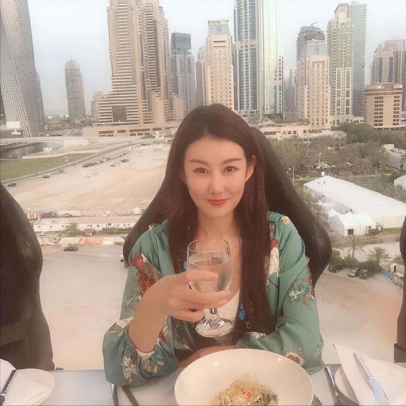 王宝强儿女是亲生的吗(王宝强离婚两个孩子差距大)