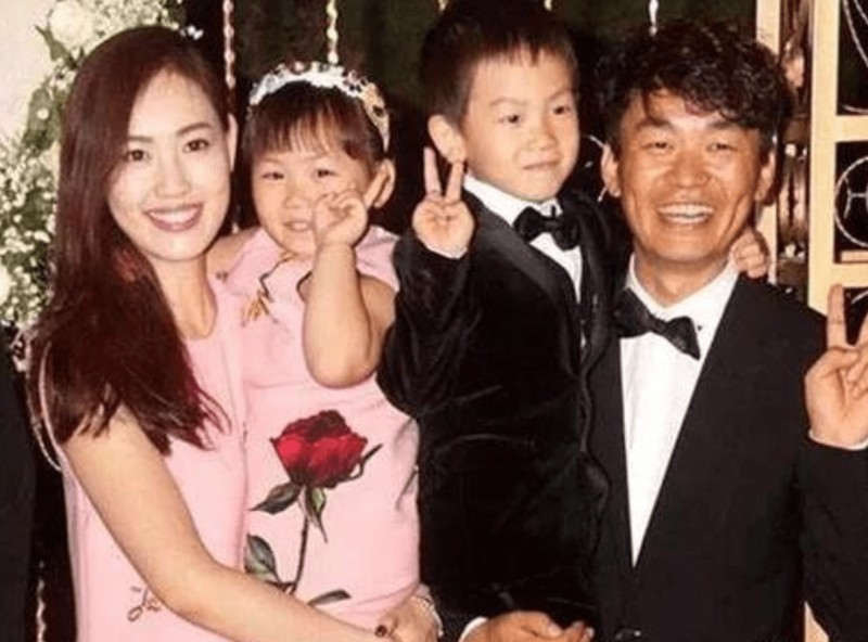 王宝强儿女是亲生的吗(王宝强离婚两个孩子差距大)