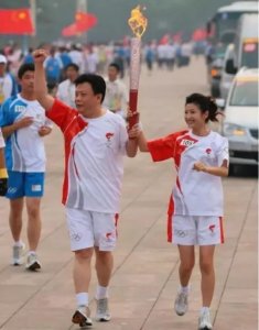 ​主持人春妮：与蒋虎离婚后，转身嫁刚强，直言所有的一切都刚刚好