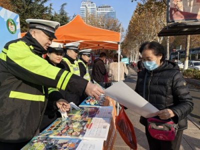 ​文明交通 携手共创 —— 临沂公安交警开展122“全国交通安全日”主题宣传活动