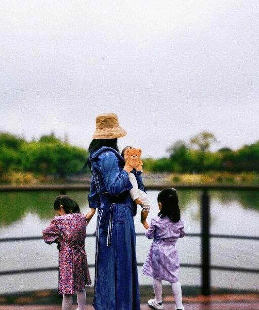 张杰谢娜几个宝宝了（谢娜晒与3个女儿合照）