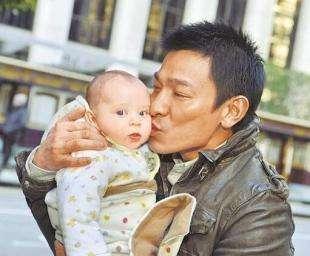 刘德华娶了几个老婆（刘德华对她死心塌地）