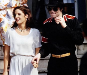 ​猫王的女儿：和第一任丈夫离婚才20天，就嫁给了迈克尔·杰克逊