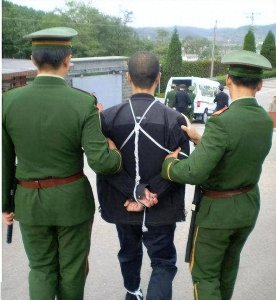 ​死刑执行现场：法警崩溃，犯人回头的那一刻