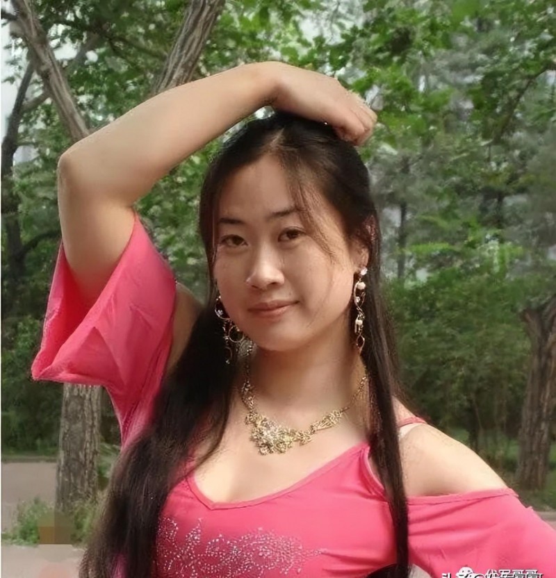 戚薇整容前后照片(戚薇10年前的原装脸)