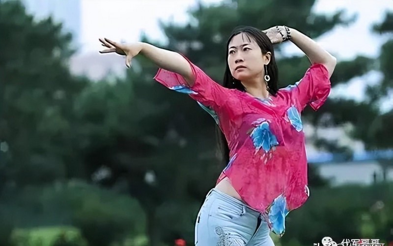 戚薇整容前后照片(戚薇10年前的原装脸)