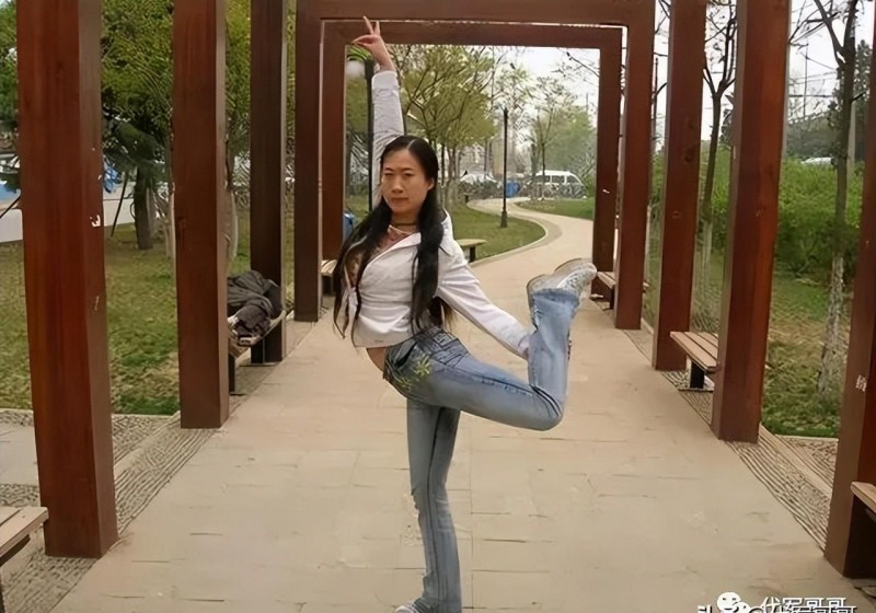 戚薇整容前后照片(戚薇10年前的原装脸)