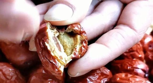 家里面墙上爬的和蛆一样的虫是什么