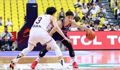 ​广东德比之夜，宏远内线被虐爆，杜锋怒斥球员：抢篮板都不会吗？