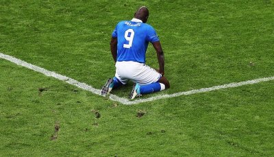 ​欧洲杯往事：从“思考人生”到梅开二度，看不懂的巴洛特利