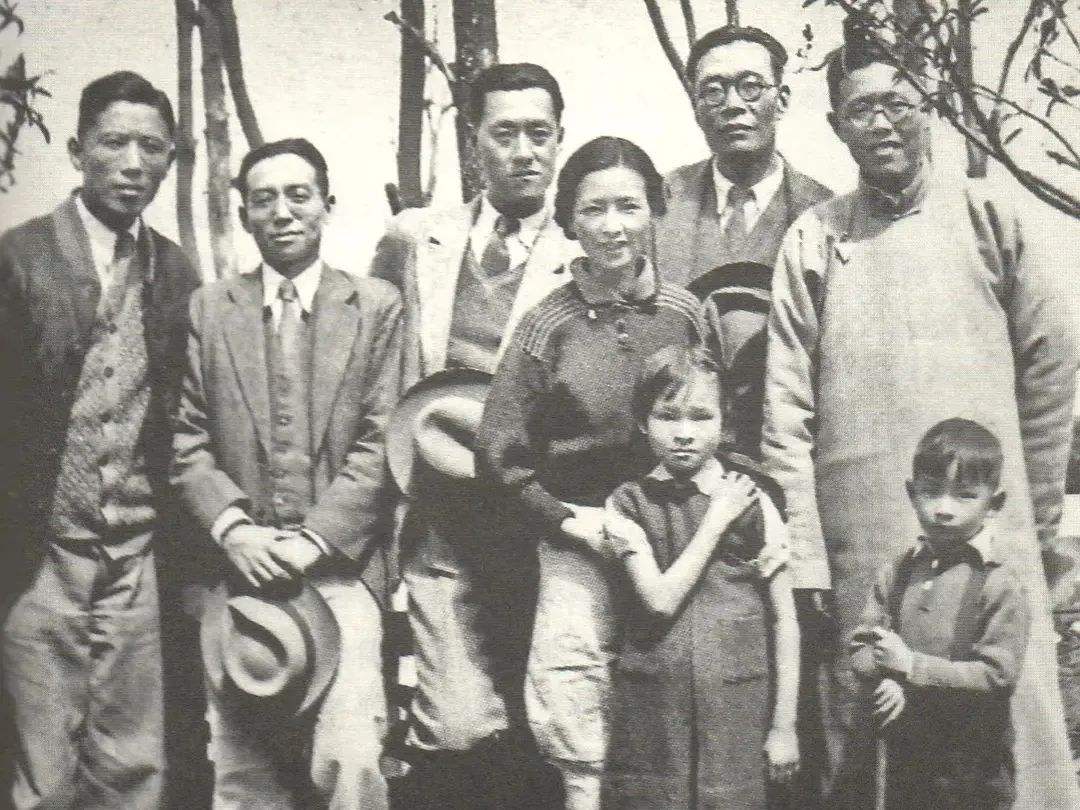 金岳霖：曾长期与林徽因夫妇同住，死后，梁从诫将其葬于父母墓旁