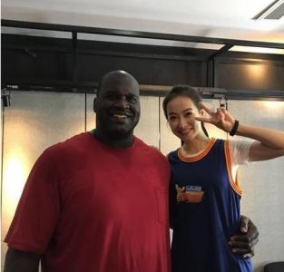 ​奥尼尔搂宋茜开心微笑，宣布：“我的新中国女友！”