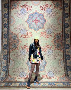 ​雷佳音老婆翟煦飞晒与女儿出游照 穿短裙黑丝大秀美腿