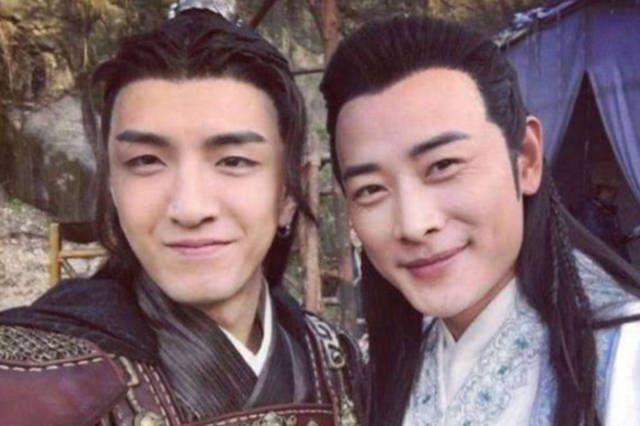 金瀚恋情曝光！互相痴迷对方好身材，当街摸腰摸腹肌！