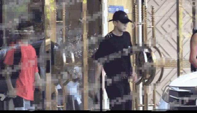 金瀚恋情曝光！互相痴迷对方好身材，当街摸腰摸腹肌！