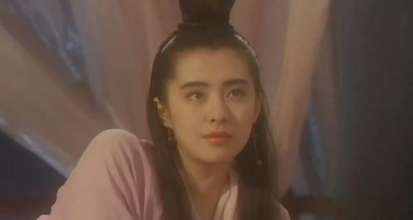 52岁王祖贤晒生活近照：两手托腮似少女，如今颜值重回巅峰