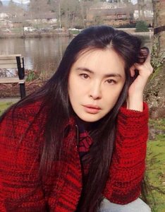 ​52岁王祖贤晒生活近照：两手托腮似少女，如今颜值重回巅峰