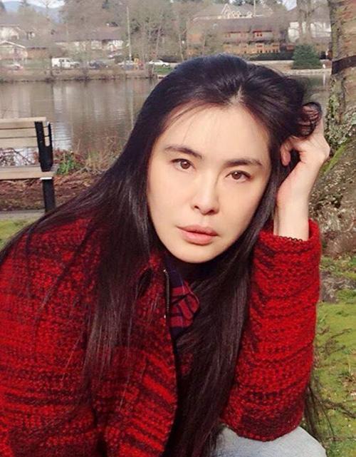 52岁王祖贤晒生活近照：两手托腮似少女，如今颜值重回巅峰