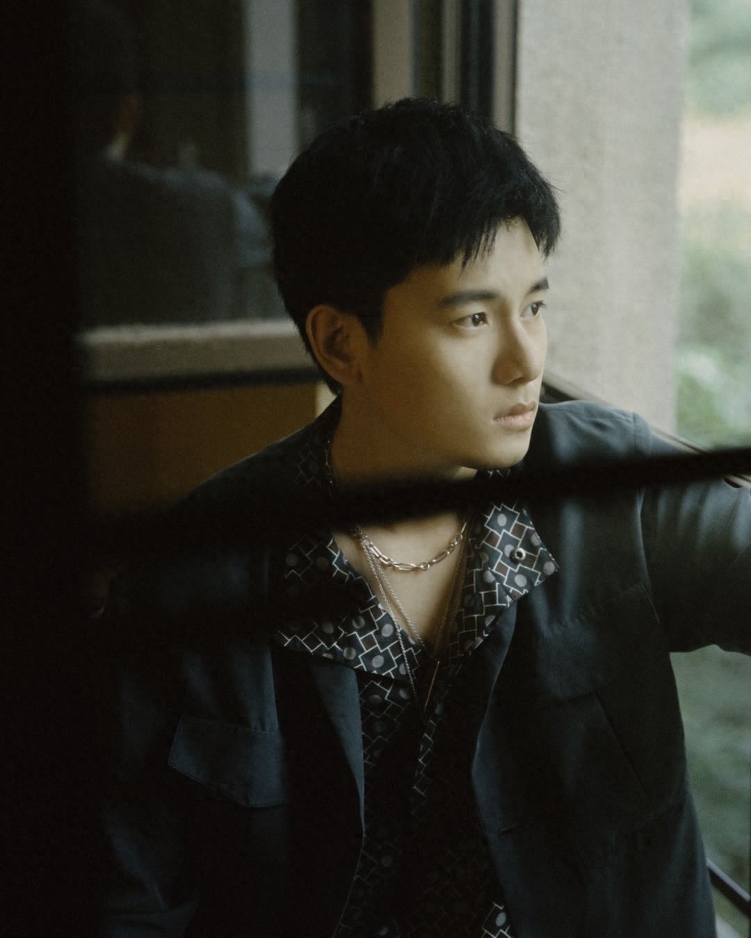 胡先煦写真曝光，身穿标准学生制服置身于大自然，眼神清澈而温暖