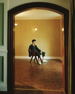 ​胡先煦写真曝光，身穿标准学生制服置身于大自然，眼神清澈而温暖