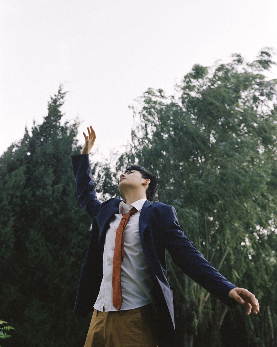 胡先煦写真曝光，身穿标准学生制服置身于大自然，眼神清澈而温暖