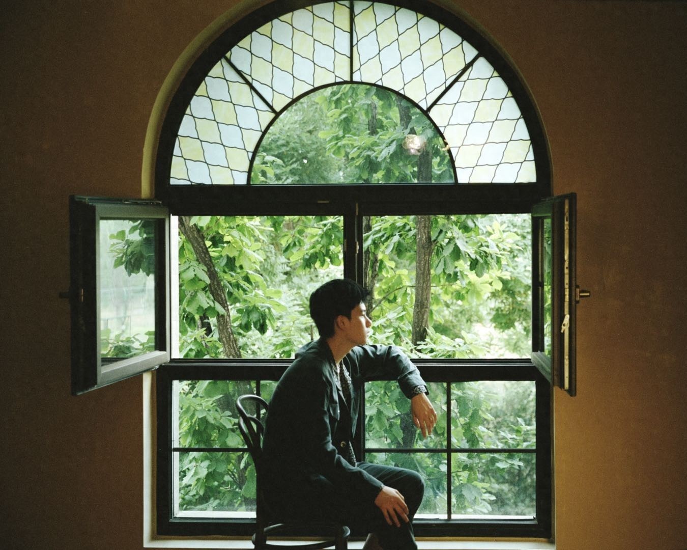 胡先煦写真曝光，身穿标准学生制服置身于大自然，眼神清澈而温暖