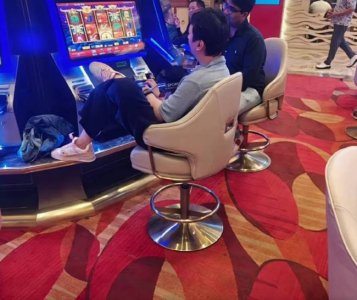 ​网友偶遇王思聪现身新加坡赌场 翘腿玩老虎机