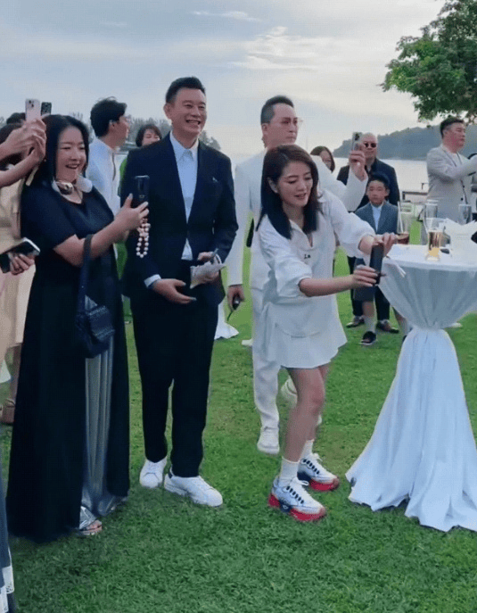 安以轩低调出席陈乔恩婚礼 全程给新娘拍照状态佳