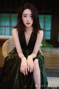 ​张小斐大胆挑战极致性感！深V高开叉长裙秀美腿，诱惑无法阻挡！