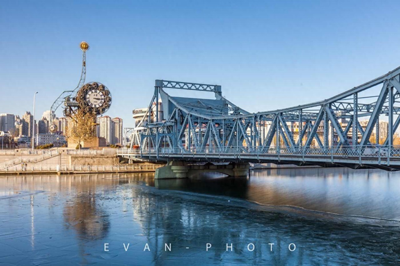 世纪钟是天津市为迎接新世纪，天津市最具关注度的标志性建筑之一