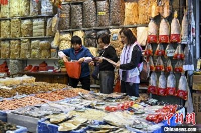 ​探广州“年货一条街”：海味年货 “潮” 起来