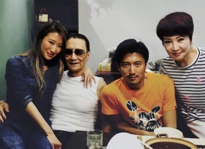 ​谢霆锋妹妹罕见露面，定居国外状态冻龄，情史丰富已秘密产女