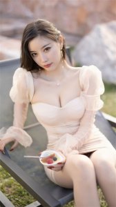 ​“性感女神”杨晨晨的时尚秘密：粉色连衣裙优雅淑女性感迷人！