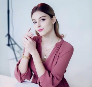 ​白俄罗斯的完美女神 精致容貌好身段，条纹少女风魅力无限