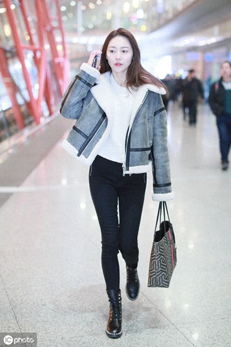 尽显满满气场!黄梦莹披长发皮肤白皙很女神,迈大步前进走路带风