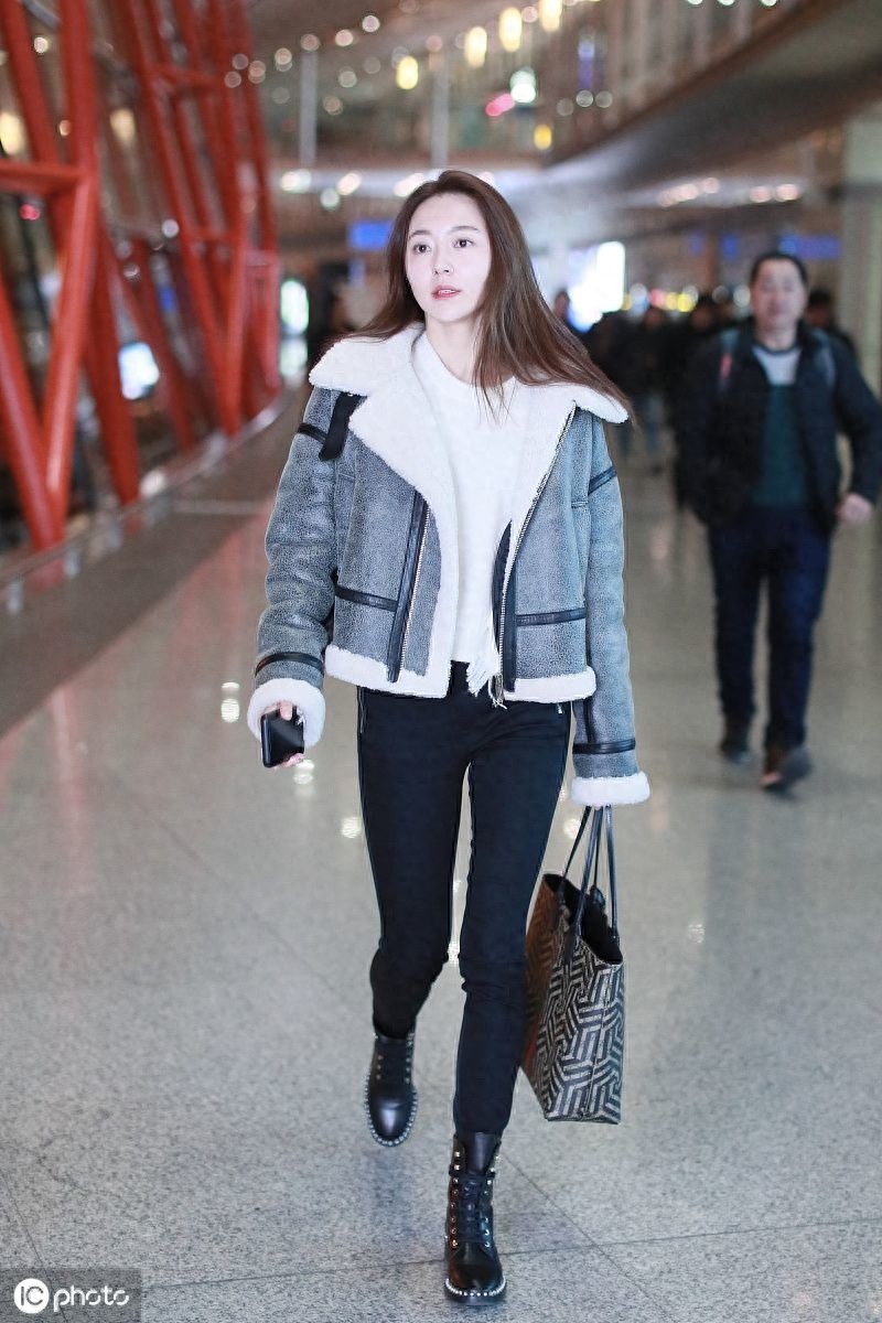 尽显满满气场!黄梦莹披长发皮肤白皙很女神,迈大步前进走路带风