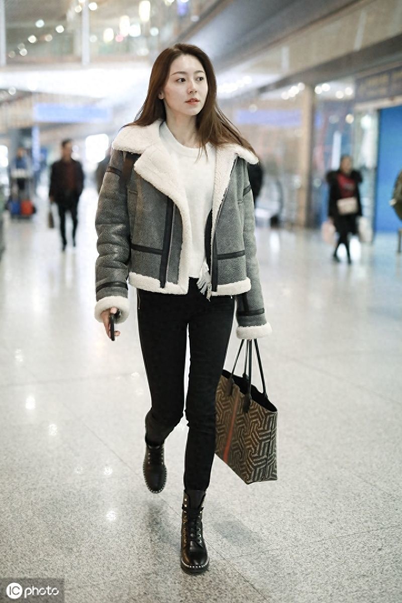 尽显满满气场!黄梦莹披长发皮肤白皙很女神,迈大步前进走路带风