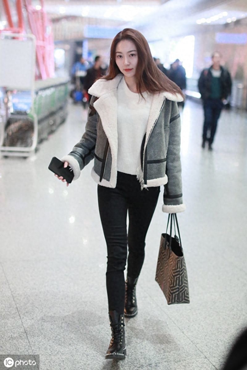 尽显满满气场!黄梦莹披长发皮肤白皙很女神,迈大步前进走路带风